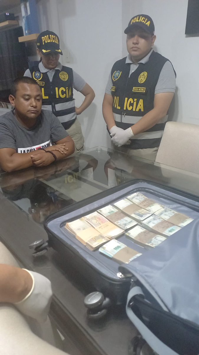 FiscaliaPeru's tweet image. Equipo Especial de Fiscales contra la Corrupción del Poder, a cargo de la fiscal Marita Barreto, logró la detención preliminar de 12 personas, entre ellas el ex director ejecutivo de la @AutoridadRCC, Robert López López. Se halló más de S/ 100 mil en efectivo y armas de fuego.