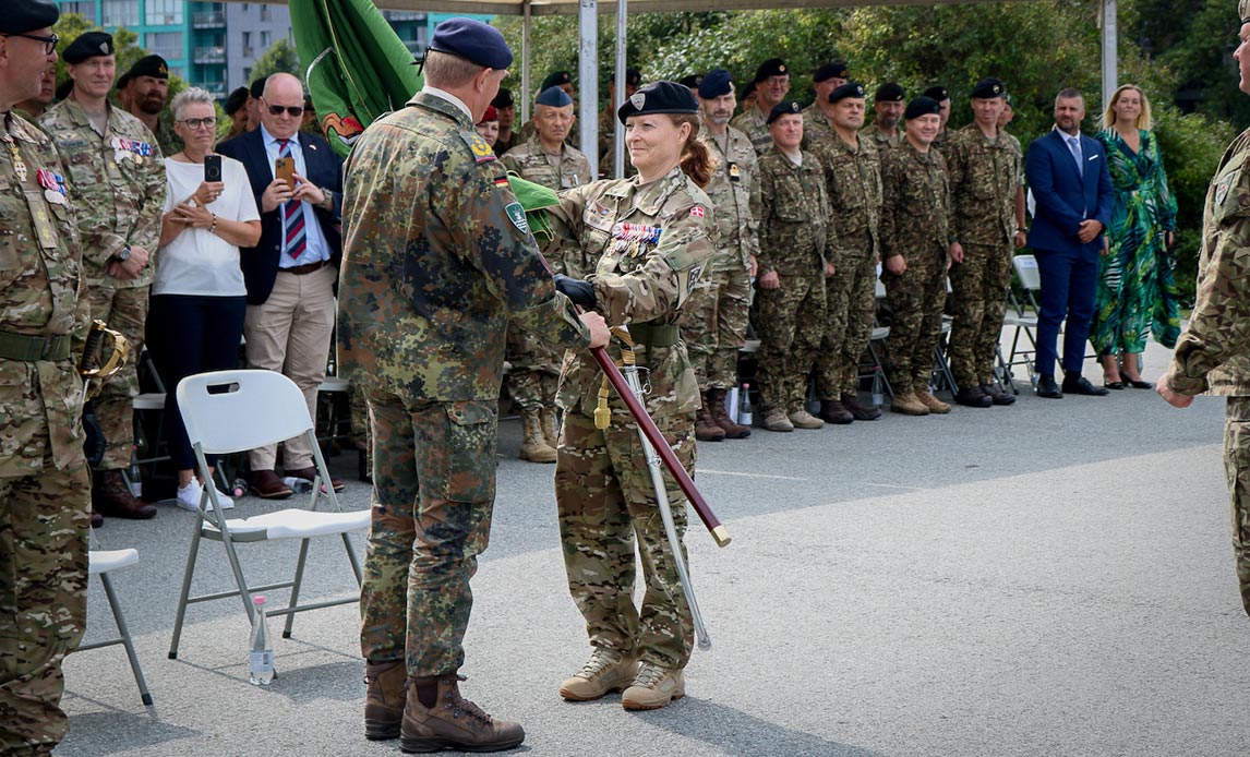 forsvaretdk's tweet photo. Generalmajor Jette Albinus fra @forsvaretdk har i dag i Letland overtaget kommandoen i NATOs dansk ledede hovedkvarter, Multinational Division North.
#dkforsvar #værdatkæmpefor #WeAreNATO
Læs mere på https://t.co/pj96CN8at9: https://t.co/srRiszXHb3 https://t.co/mhZSfeVQK9