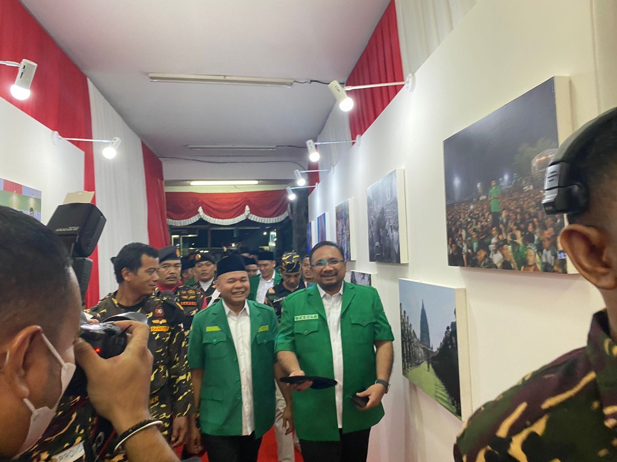 TahuSantri's tweet photo. Ketua Umum PP GP Ansor, H. Yaqut Cholil Qoumas hadir dilokasi malam Tasyakuran Kemerdekaan Republik Indonesia ke 78 dan Harlah 89 GP Ansor 
Mantapppp
#Harlah89GPAnsor https://t.co/F0BtaP5Izx