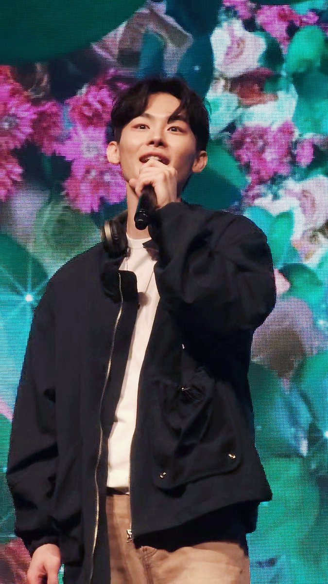 rora_03001's tweet photo. 230813 우연시 팬미팅 밤공 #이승규 🦊🎶
노래 부르는 승규 얼굴 최고된다.. ✨
팬들 바라보는 눈빛에서 꿀 떨어져 🍯
여기가 혹시 양봉장인가요? https://t.co/SXChMbEGwd