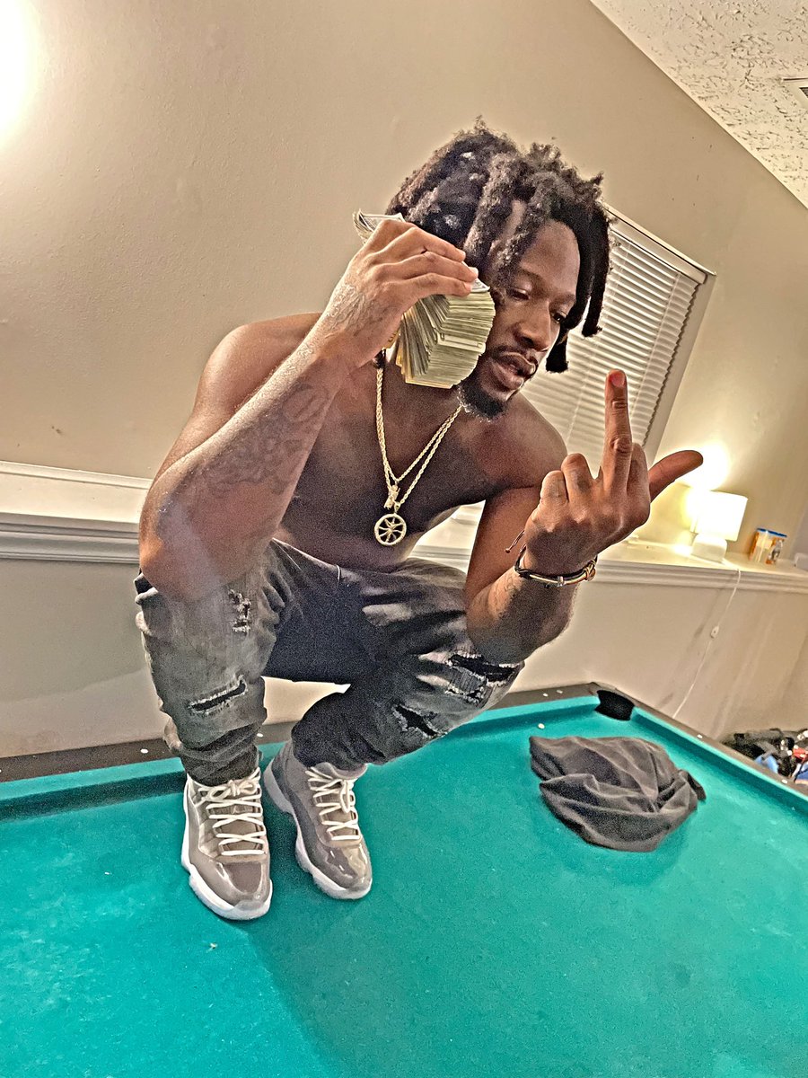 BalvinFrmDaBlok's tweet photo. As Long As I Got This 💲I Don't ❌ Need No Friends ‼️ https://t.co/8Ec2oMIppd