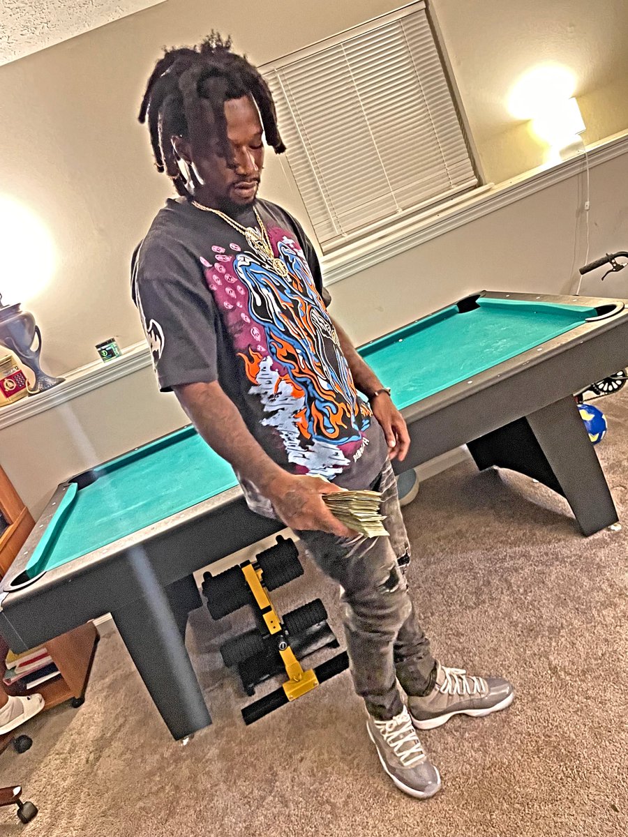 BalvinFrmDaBlok's tweet photo. As Long As I Got This 💲I Don't ❌ Need No Friends ‼️ https://t.co/8Ec2oMIppd