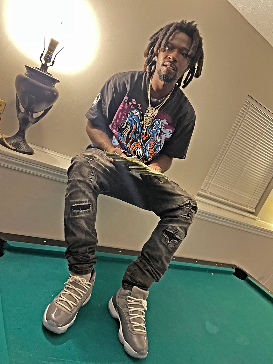 BalvinFrmDaBlok's tweet photo. As Long As I Got This 💲I Don't ❌ Need No Friends ‼️ https://t.co/8Ec2oMIppd