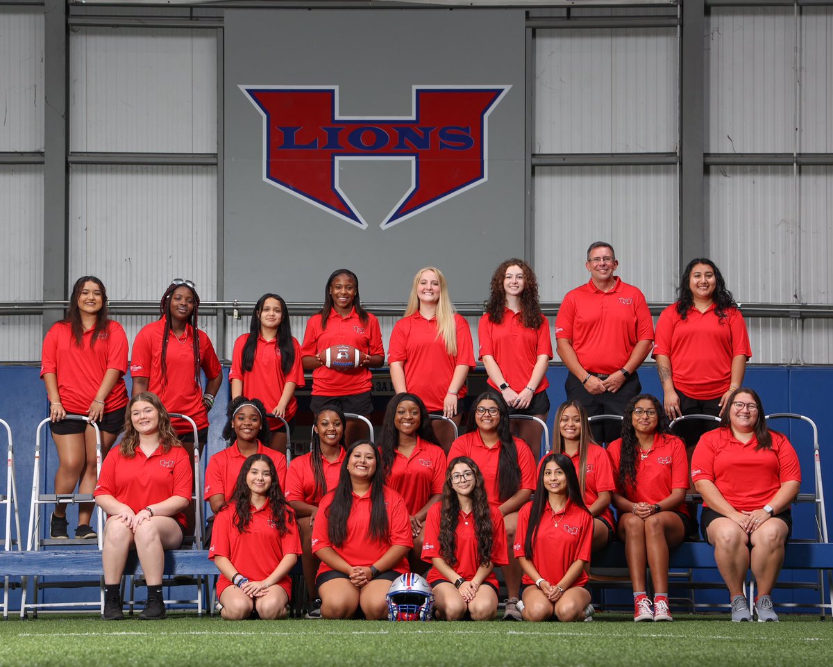 Official group photo of your 2023-2024 Lions Sports Medicine Team! We are ready for a great season and excited to provide the best care to our HISD athletes ❤️🦁💙