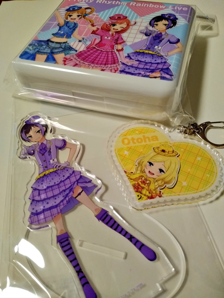 hige_mayu's tweet photo. 今日、池袋駅のポップアップストアで買ったプリリズグッズ💜
アクキーはブラインドを１個だけ選んだらまさかのおとは💛
購入特典のポストカードもまさかのおとは💛
💜💛尊い…｡⁠:ﾟ⁠(⁠;⁠´⁠∩⁠`⁠;⁠)ﾟ⁠:⁠｡ https://t.co/Fp0r9fkaRl