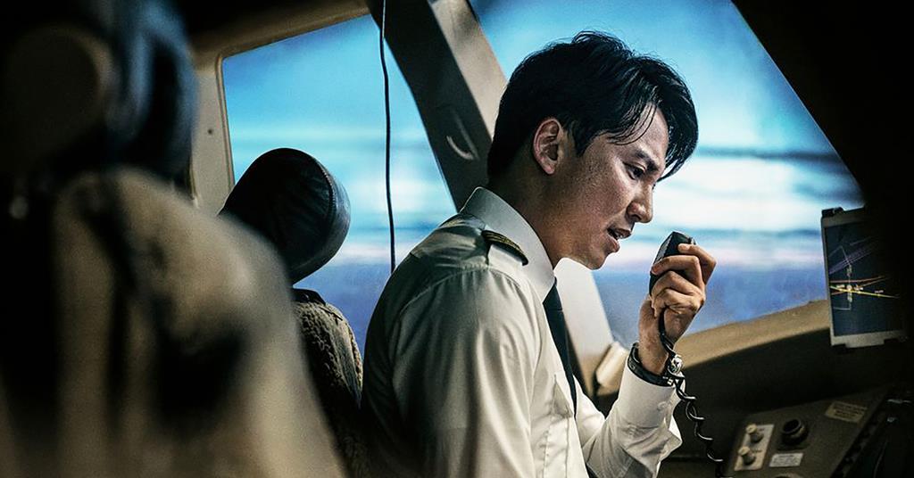 NikhilPoojary01's tweet image. Emergency Declaration (3/5🌟)
Korean (2022) (U)

This film had potential to be interesting one mainly due to its concept. Unfortunately it failed to engage me. 
Average 👍
Available In Prime (Korean&amp;amp;Tam,Tel,Hin Dub)
#EmergencyDeclaration #SongKangHo #LeeByungHun