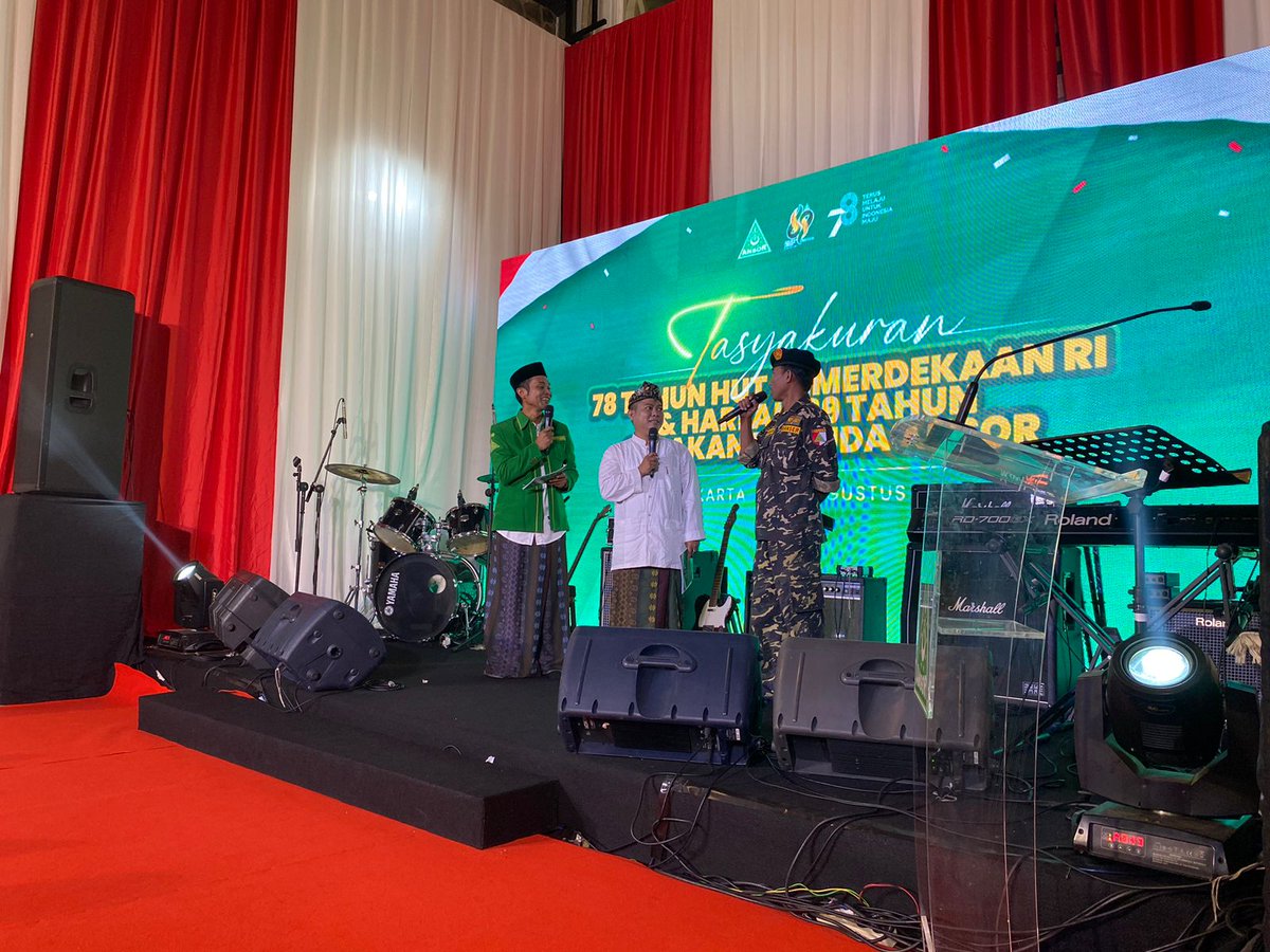 KetapangTahu's tweet photo. Pembukaan acara oleh Abioso

Pembukaan acara berlangsung khidmat dengan selingan tawa hangat oleh pembawa acara bersama para tamu undangan 

#Harlah89GPAnsor https://t.co/O1DV4TcNTq