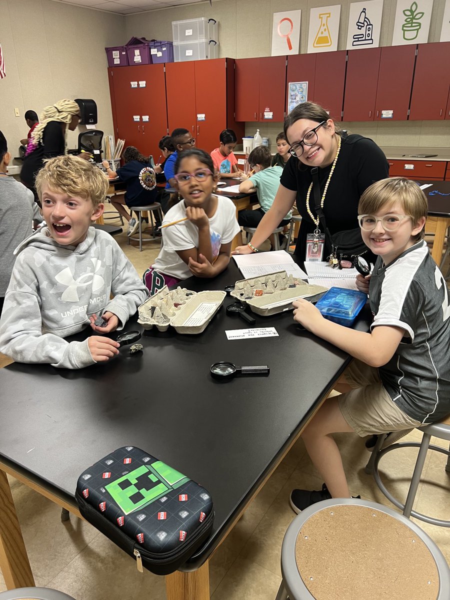 FBISDSupe's tweet photo. A stop by Highlands Elementary so uplifting. Students engaged in science lab, hands on math, listening and singing! Kudos to Principal Dow and staff for creating such a great place to learn! FBISD cares! Proud Supt! https://t.co/VAf590nNhp