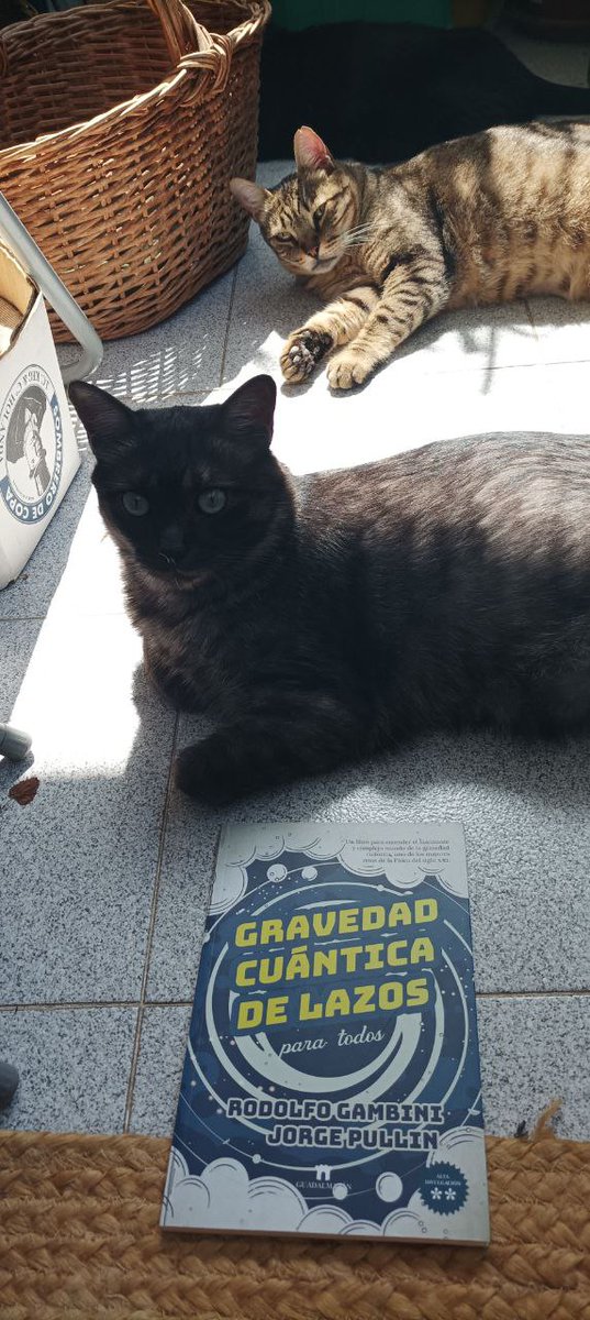 landru79's tweet photo. En el balcón con #Arkasha y #Illitx , preparados para la Gravedad cuántica de lazos 🤓😆 #Almuzara https://t.co/H9vnctz1ED