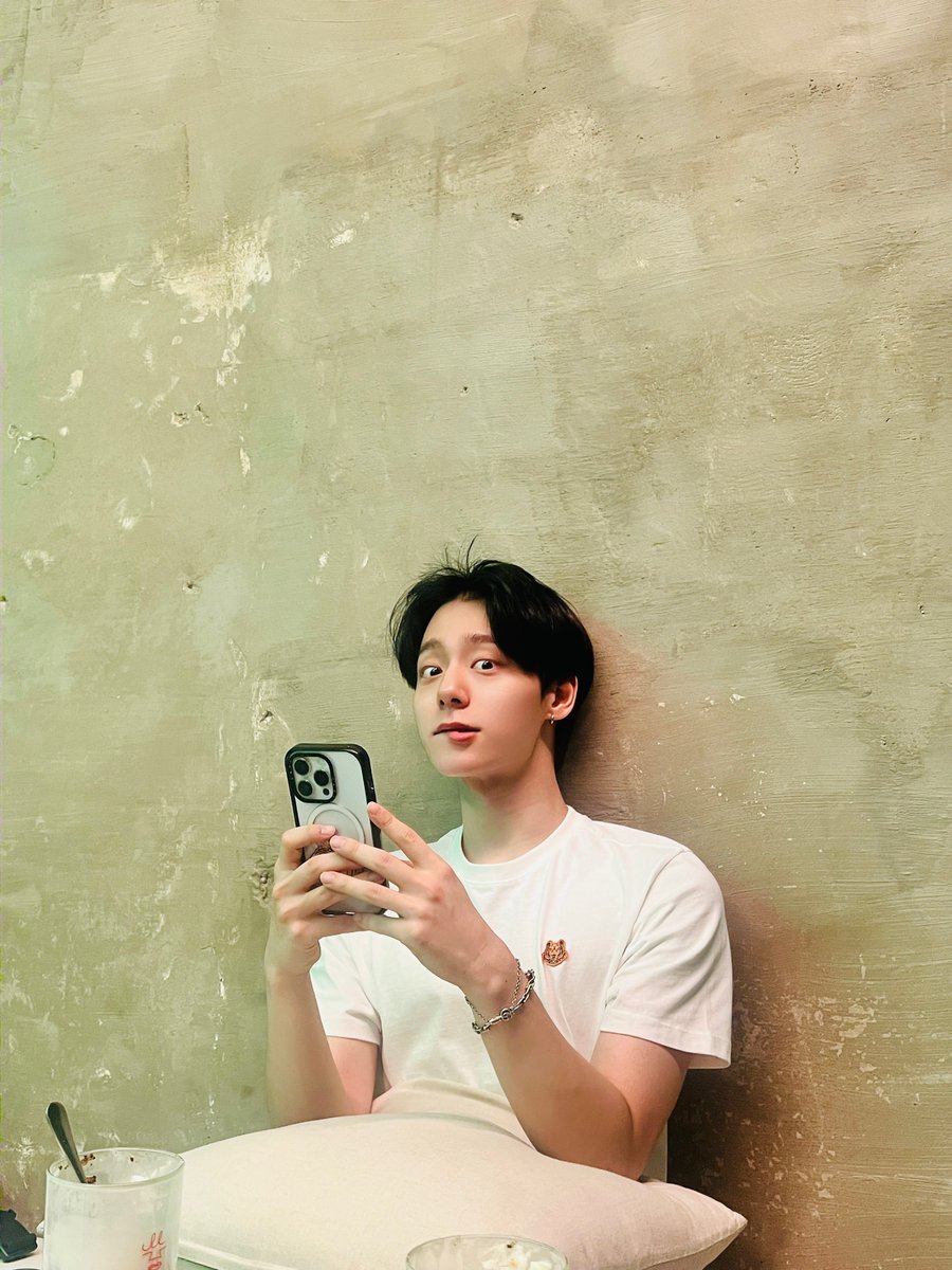 official_ONEUS's tweet photo. [#환웅]
휴일 좋아💚🐯🌙 https://t.co/8Fjg6jW9AU
