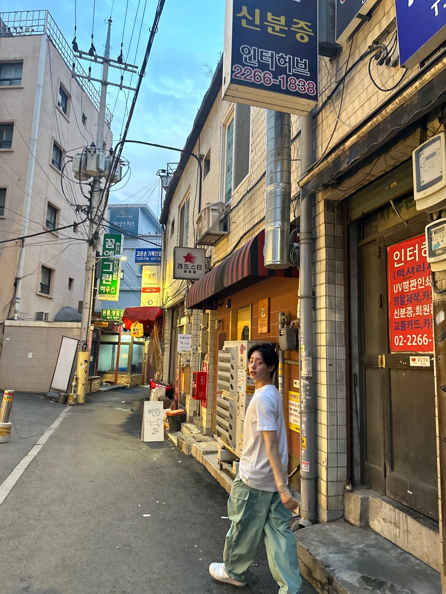 official_ONEUS's tweet photo. [#환웅]
휴일 좋아💚🐯🌙 https://t.co/8Fjg6jW9AU