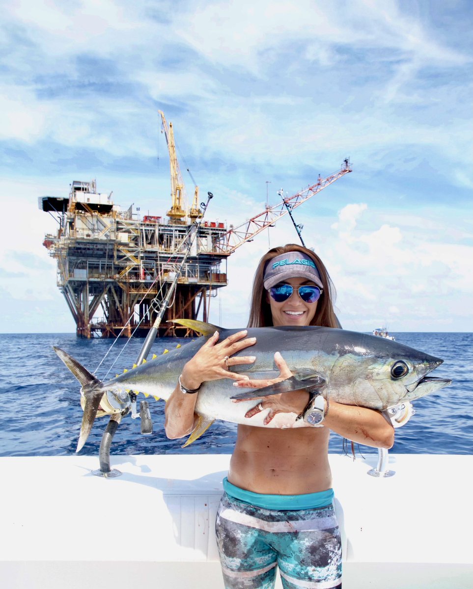 Sara_Salt_'s tweet image. #ThursdayThoughts would you hug a #tuna ? Fishing off the #rigs out of #Venice #Louisiana