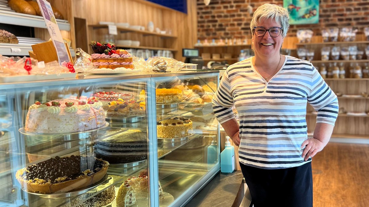 hwkdortmund's tweet photo. Ihr Weg ist von Stärke geprägt: Zwischen #Walz, Geburt &amp; #Meisterschule bis zu ihrem eigenen Café wurden ihr Steine in den Weg gelegt. Wie Heike van gen Hassend ihre Mitarbeiterin unterstützt und was ihre Zukunftspläne sind? https://t.co/JElGrLI6c5 https://t.co/GKeLBh97q8