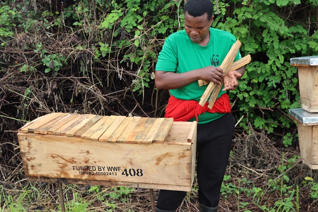 Earthfindsug's tweet photo. Simple Solutions For Stubborn Problems: How Bees Are Deterring Elephants From Invading Crops In Rubirizi District https://t.co/gPWUHJQnhA @earthjournalism @infoNILE @JRSBiodiversity @IUCN #humananimalconflicts #humanelephantconflicts

#EarthfindsNews https://t.co/SEengl09bR