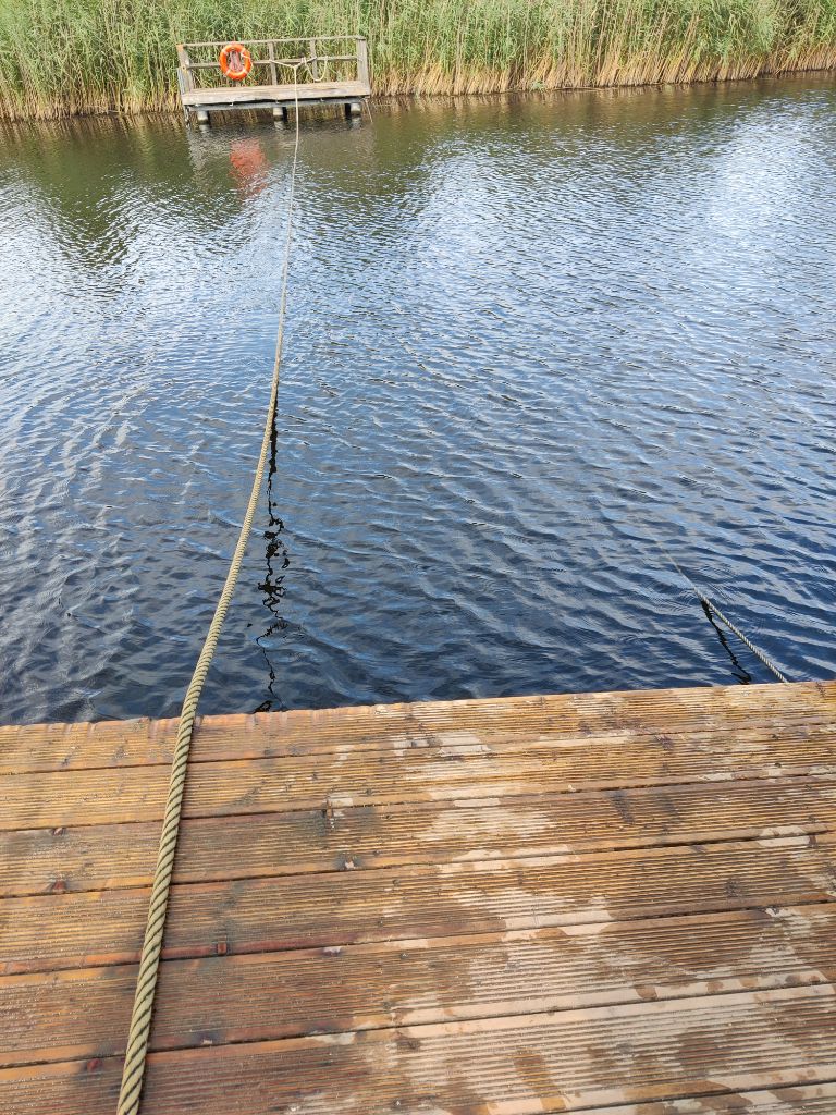 Hier die aktuellen Badewasserqualitätsparameter vom #cccamp23, erhoben vor wenigen Minuten: 22,6 °C, pH  7,6. Denkt an Euren Sonnenschutz, trinkt genug (-> bottle refill) genießt das (Bade-) Wasser :-)