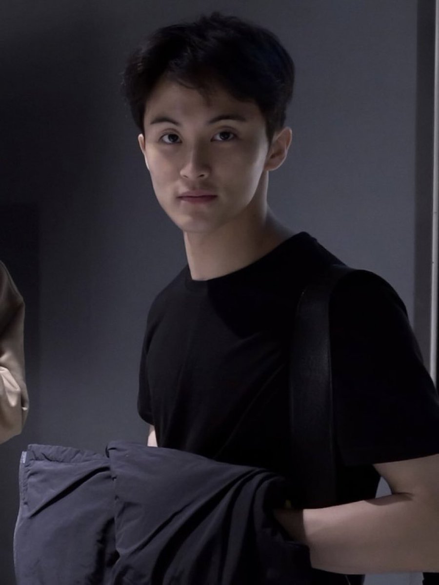 iymubear's tweet image. ม้าคลี เสื้อดำผมดำ ลาก่อน