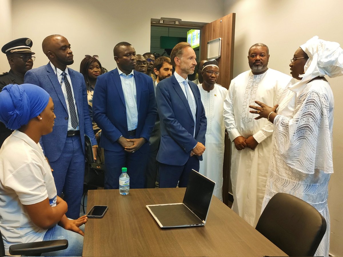 UEauSenegal's tweet image. À l'ouverture, ce matin, du Bureau d'accueil, d'orientation et de suivi (BAOS) du @DKaeroport, où les migrants de retour seront promptement accueillis et orientés vers des opportunités concrètes qui leur permettront de construire leur avenir au 🇸🇳  #tekkifii