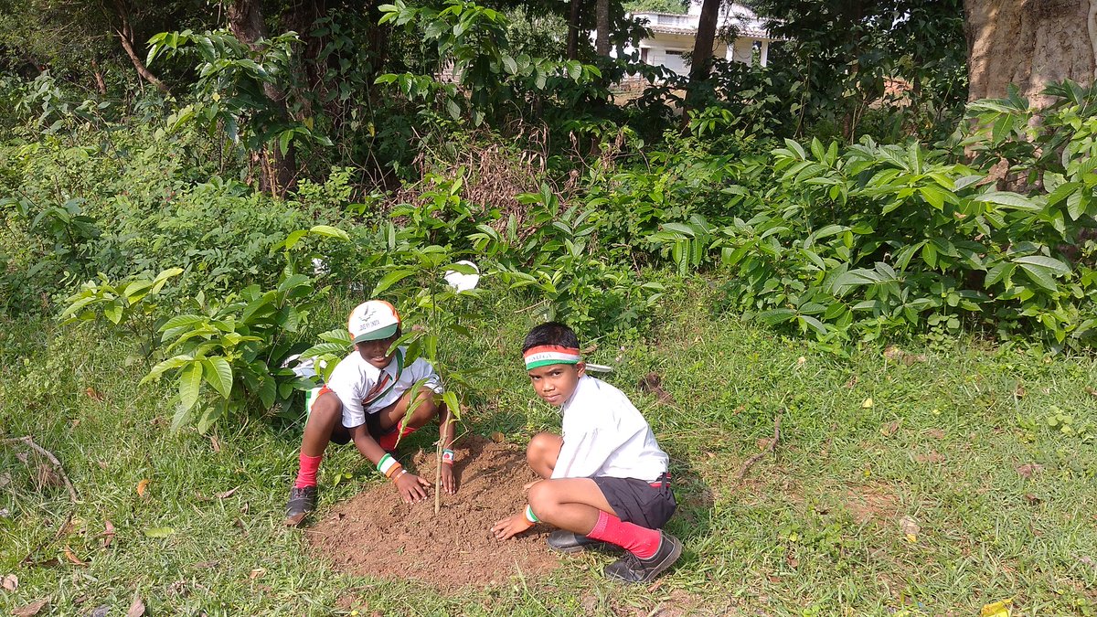 We celebrate Independence Day with village students &amp; Tiranga. Radio Upakaar 90.4 FM, Keonjhar, Odisha
 #AmritMahotsav,  #CRAIndia2011 #MeriMaatiMeraDesh, <a href="/MinOfCultureGoI/">Ministry of Culture</a>, <a href="/CRAIndiaLive/">Community Radio Association India</a>, <a href="/RUpakaar/">Radio upakaar</a>