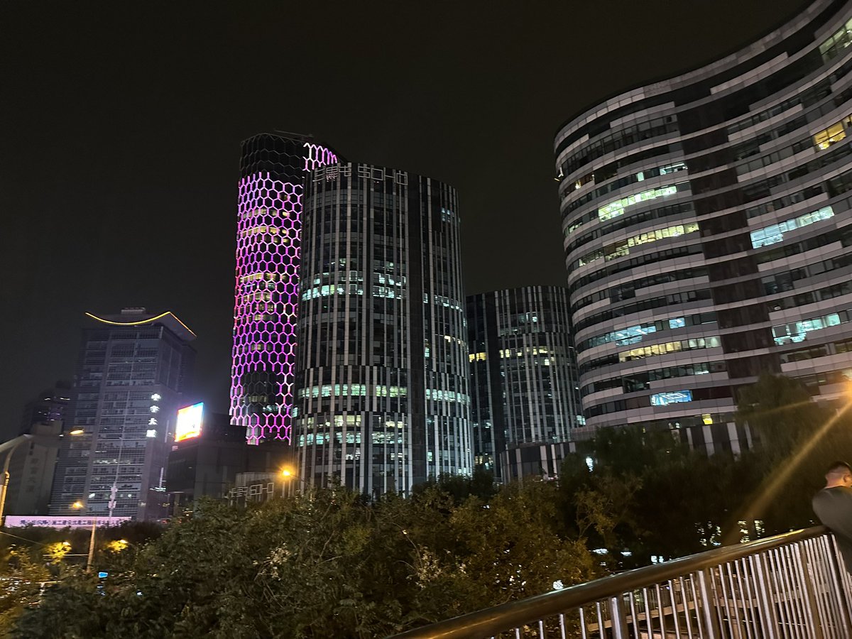 Mirna_Henryy's tweet photo. For the love of distancing, mingling and new cities.
When in Beijing.
#MingleWithMirna #WhenIn #MXD https://t.co/Sz6G4H4i3r