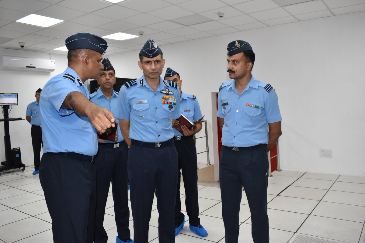 hqwaciaf's tweet photo. Air Mshl PM Sinha, AOC-in-C WAC, visited MCC Basantnagar, a communications hub of IAF.  He interacted with the air warriors and appreciated their operational orientation and preparedness. https://t.co/2qk26gA9QK