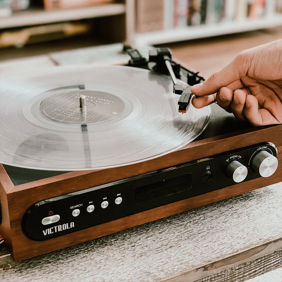 1001DJ_com's tweet photo. Si vous êtes un collectionneur de vinyles, partagez avec nous ce qui vous fascine dans cette passion. Si vous n'avez pas encore sauté le pas, nous sommes impatients de savoir si vous comptez ou non en collectionner ? 💿

Dites-nous tout en commentaire ! 🎤 https://t.co/l1TdNXgbyQ