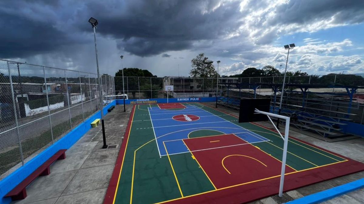 Gobierno Bolivariano de Miranda rehabilitó polideportivo Dos Lagunas
goo.su/X7Uzl 
#VenezuelaEcológica