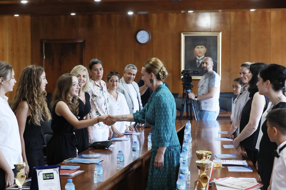 #universitemDEU Devlet Konservatuvarı 🎹 Piyano Anasanat Dalı'nda öğrenim gören, başarılarıyla ülkemizi ve Üniversitemizi yurt dışında gururla temsil eden sihirli parmaklara sahip genç öğrencilerimiz, aileleri ve Konservatuvarımızın Müzik Bölümü Piyano Anasanat Dalı Dr. Öğr.