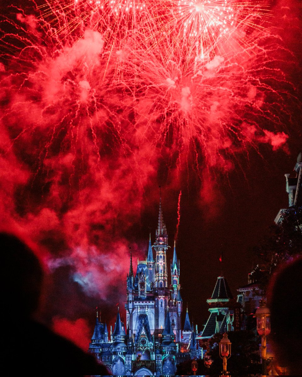 #ThrowbackThursday
This time a couple of weeks ago, we were in <a href="/Disney/">Disney</a>. They put on a pretty good light show....
📷: <a href="/FujifilmUK/">FUJIFILM UK & Ireland</a> X-T5 w/XF18-55mm (not a bad 'kit' lens!)
#photography #fujifilm #fujifilm_xseries #Disneyland