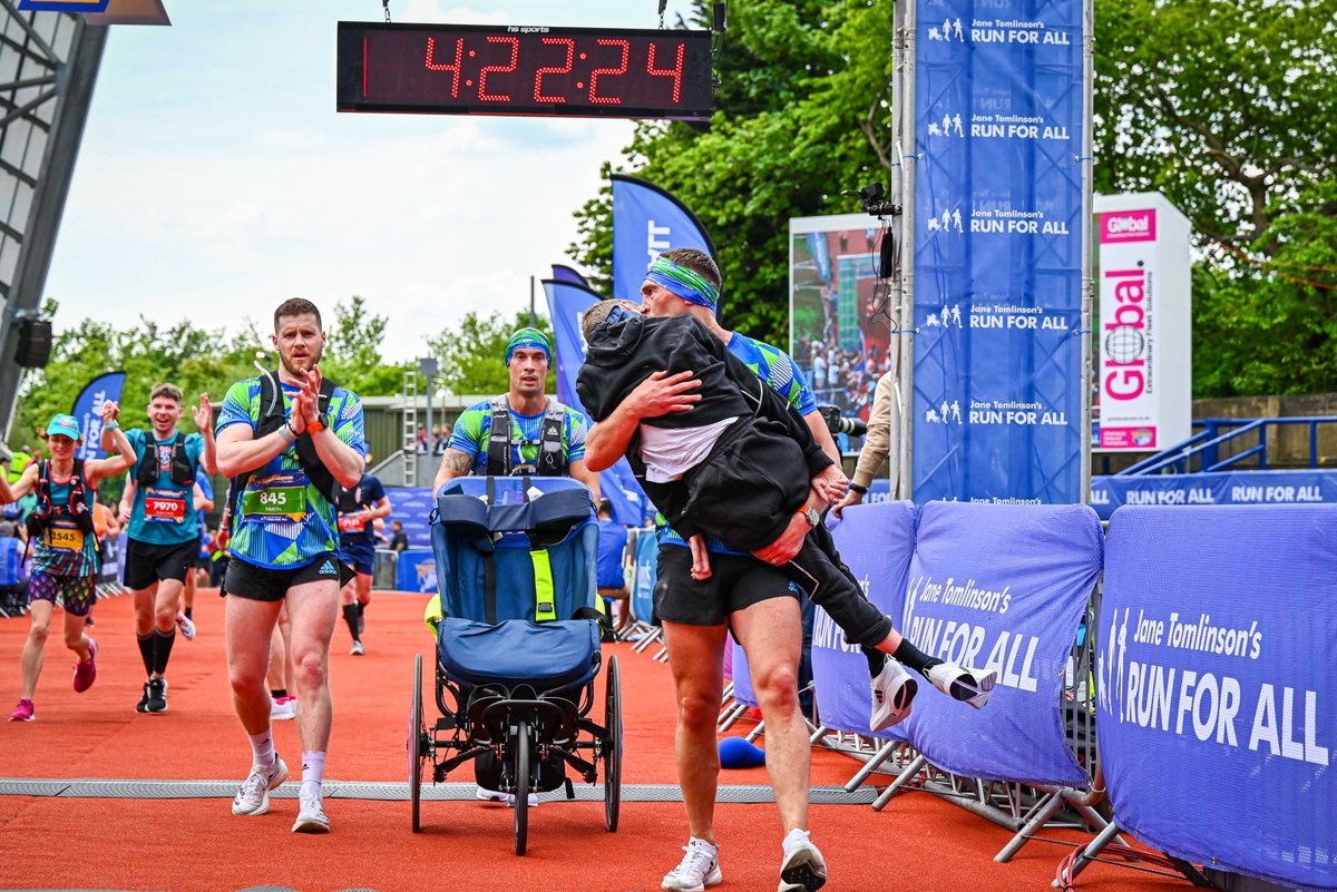 Today is #WorldPhotoDay. We want to see the very best #TeamMND pictures out there. We'll start... Who could forget this incredible moment at the @RunForAll @Rob7Burrow Leeds Marathon? 𝐒𝐡𝐚𝐫𝐞 𝐲𝐨𝐮𝐫𝐬 𝐰𝐢𝐭𝐡 𝐮𝐬!