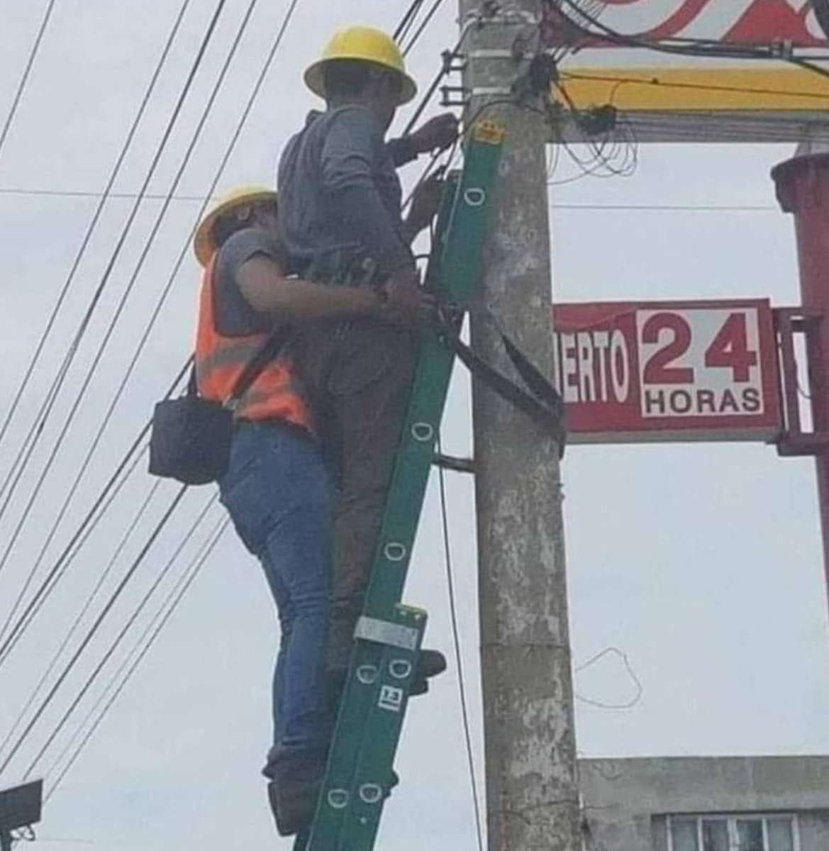 IscaTeam's tweet photo. - opa já cortou a internet?
- já sim
- e esse pacotão de 20Gb aqui? 😏😳😍🥵😈

(Cortaram a net do CT) https://t.co/5jrvctRWuD