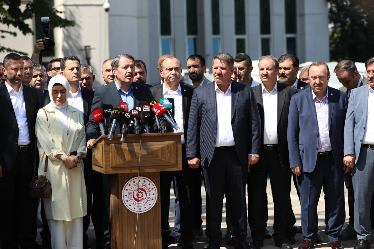sagliksen's tweet photo. Kamu görevlileri ve emeklileri için 2024-2025 yıllarını kapsayan 7. Dönem Kamu Toplu Sözleşmesi görüşmelerinde beklenen ikinci teklif kamuoyu ile paylaşıldı. 

Toplantıda sunulan hükümetin ikinci teklifi, bir önceki teklife göre sadece 2 puan artırılırken, Memur-Sen bu teklifi de kabul etmedi.

#SağlıkSen
⤵️
https://t.co/EFAqvbW0Np