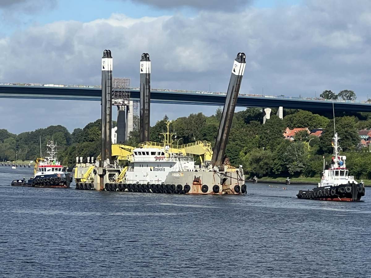 Aus dem #Kiel Blog: Größter Schwimmbagger der Welt „Magnor“ 16.8.2023 durch den Nord-Ostsee-Kanal geschleppt welovekiel.com/de/schwimmbagg…