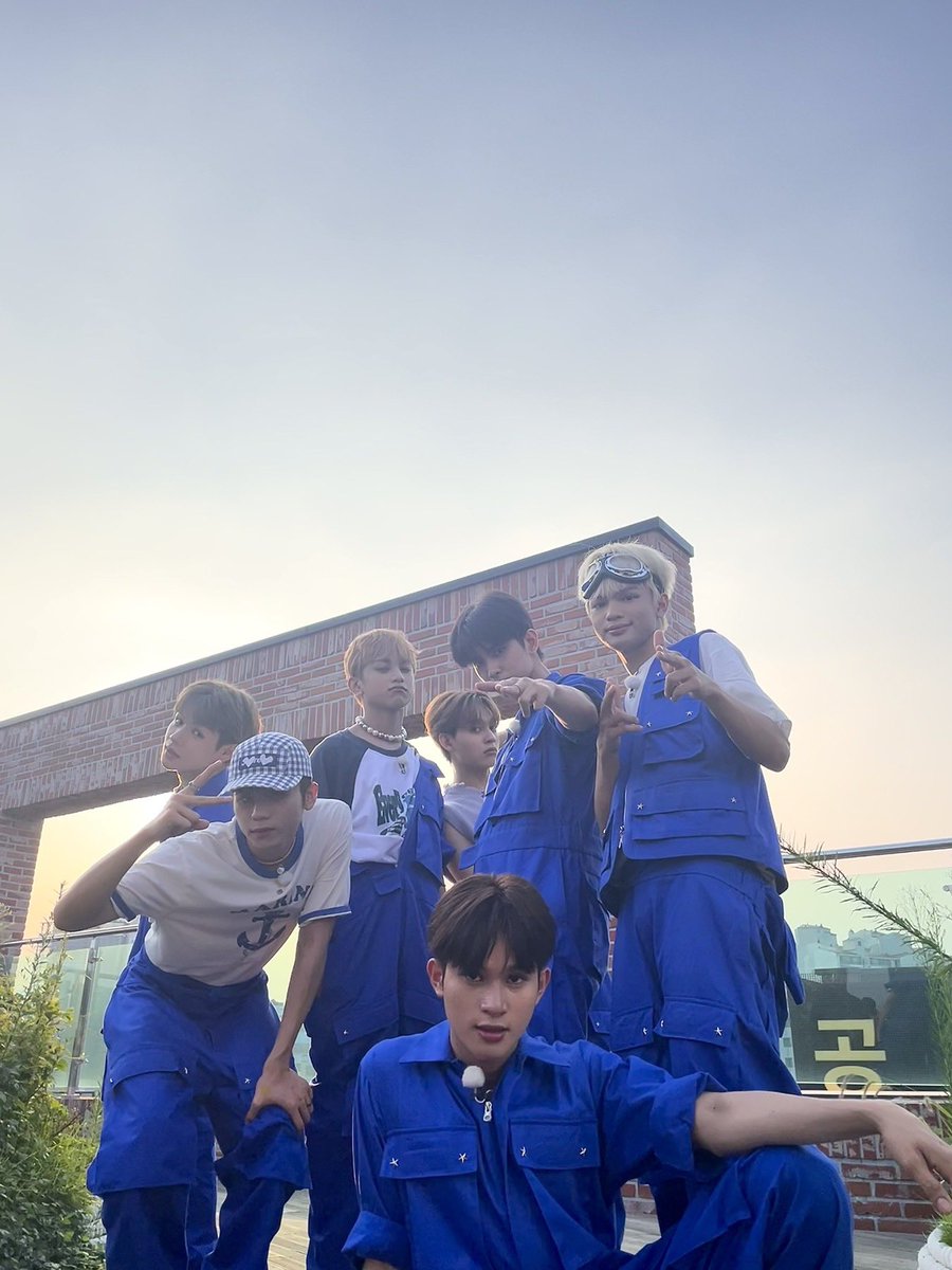 [🐲] it makes my heart warm to see ANCHORS come and watch our busking performance. it was also a fun experience to invite "FUTURE ANCHORS" to watch us. we hope you all enjoyed, let's meet again soon, okay?

#HORI7ON #호라이즌 #VINCI #빈치