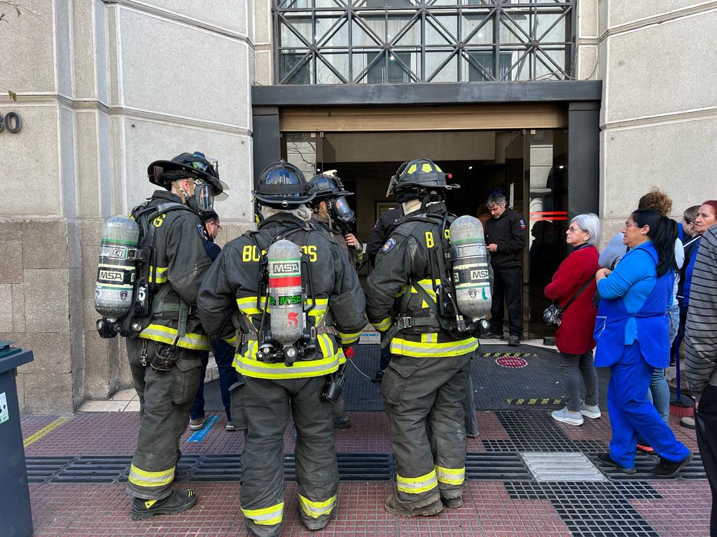 eldia_cl's tweet photo. 🔴 Bomberos evacua a público y trabajadores de edificio en pleno centro de La Serena #ElDiaInforma 👉 https://t.co/hl6GqpxxOZ https://t.co/61YZu6G7SQ