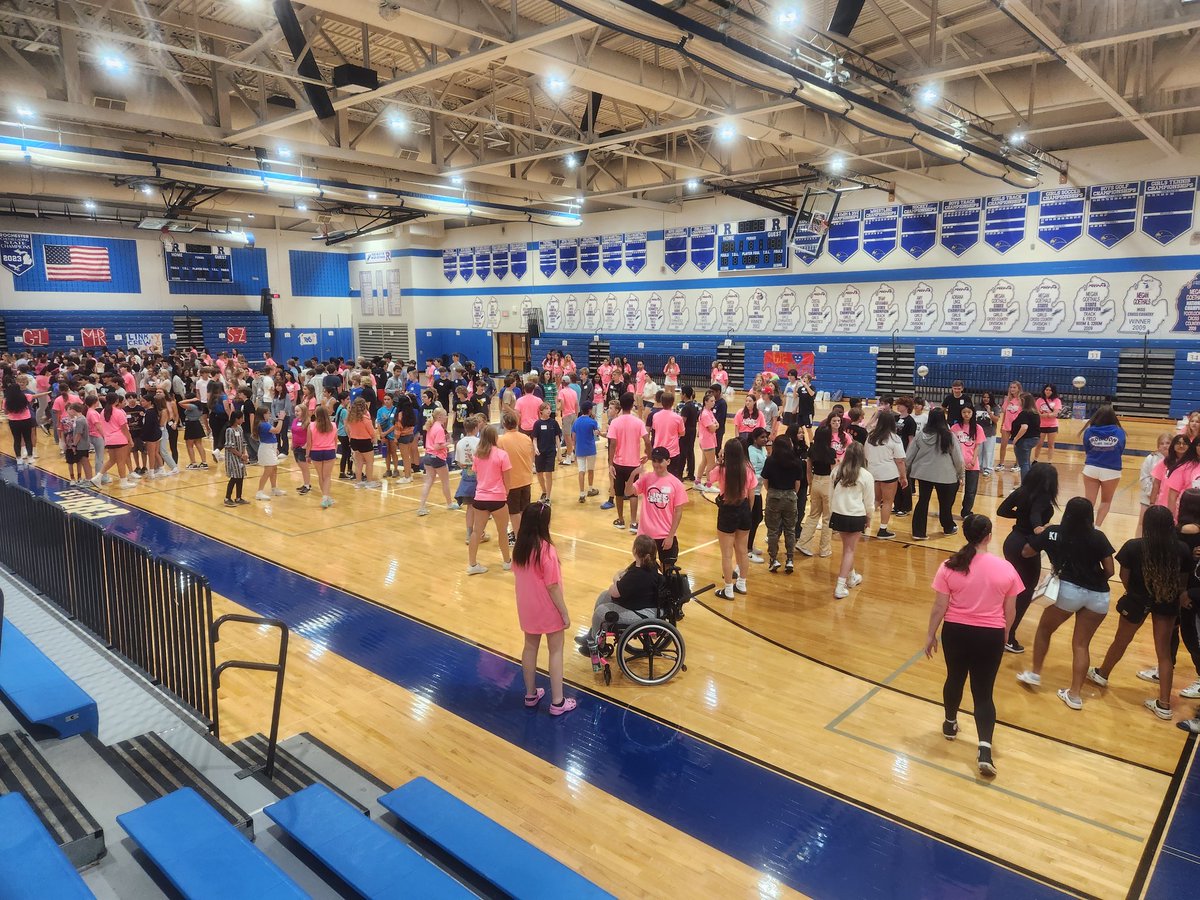 FalconLinkCrew's tweet image. What an awesome week training our Link Crew Leaders and welcoming our freshmen Falcons! We are so excited for the class of 2027! See you at the open house next Wednesday, 8/23, from 6-8! Thanks for the shirts @RCSFoundation2! #linkcrew @RHSFalcons @BoomerangPrjct