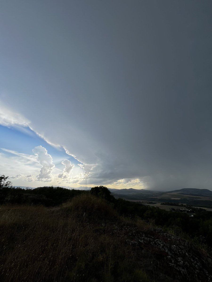 AlexisLinant63's tweet photo. L’orage au niveau de la commune d’Aydat il y’a 20 minutes.
Grêle signalée également.
#orage #keraunos #aydat https://t.co/dxScxuQ6v7