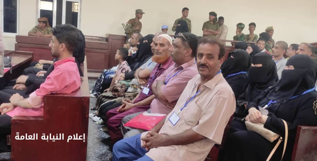 abdulrahmananis's tweet photo. تفاصيل الجلسة الاولى من محاكمة المتهم بقتل الشابة فاطمة سرور "جريمة توب سنتر"
------------------------------
( 3 - 3 )
الجزء الاخير

وطالبت محامية اولياء الدم بالامر بالقصاص الشرعي والقانوني من المتهم ، والامر بالتعويض المدني تجاه مالك محل توب سنتر بتعويض اولياء الدم عما اصابهم من ضرر مادي ونفسي وجراء تحميله المسؤولية التقصيرية مبلغ وقدره خمسون مليون ريال يمني.

*محامي المتهم يطلب عرضه على طبيب نفسي والنيابة تعترض*

وفي الجلسة طالب محامي المتهم باحالته الى الطب النفسي لما ظهر عليه من سلوكيات في المحكمة ، ولما ظهر من ظروف اعتقاله حيث تم الامساك به ياكل بسكويت بجانب الجامعة اللبنانية بعد ارتكابه للجريمة.
واعترضت النيابة العامة على طلب محامي المتهم ، حيث تحدث القاضي بحيى ناصر الشعيبي قائلا : (( المتهم طبيعي جدا وحالته طبيعية ، ويحاول امام المحكمة ان يتظاهر بأن لديه حالة نفسية مصطنعة ، فالمتهم اعترف تفصيلا في محاضر جمع الاستدلالات وامام شهود الاقرار بتفاصيل سليمة متطابقة مع واقع الحادثة ، كما هي اعترافاته امام النيابة العامة طبيعية وتفصيلية )).
كما عقبت محامية اولياء الدم على طلب محامي المتهم ، قائلة بان الموظفين ومالك محل توب سنتر نفسه اقر بالصحة العقلية للمتهم منذ التحاقه بالعمل قبل ثلاث سنوات ولحين ارتكاب الجريمة ، كما ان المتهم تمسك بحضور محام منذ البداية وحضر محام في الجلسة الثانية اثناء تحقيق النيابة.

*قرار المحكمة*

قررت المحكمة ان التزام المتهم بالصمت امام المحكمة لا يدل الا على كمال وعيه ، وقال القاضي : (( ان الثابت للمحكمة انه قد طرحت عدة أسئلة على المقربين من المتهم كأخيه محفوظ الذي سئل في محاضر جمع الاستدلالات ان كان اخيه يعاني من حالة نفسية ، فاجاب انه ليس فيه شيء سوى شحنات في رأسه تسبب له الدوخة أحيانا ، كما ان الشاهدة (م) افادت بذلك حرفيا وان المتهم لا يتعاطى اي نوع من انواع الادوية )).
واضاف القاضي : (( اتضح للمحكمة ان الطلب المقدم لا يقصد منه سوى المماطلة ليس الا ، فمن الطبيعي ان كان المتهم يعاني من حالة نفسية ان يتم الدفع بذلك قبل المحكمة وعرض التقرير امام النيابة العامة خاصة وان اقواله اخذت مع وجود محامي له )).
وتابع القاضي : (( وكيف يمكن لن يكون المتهم يعاني من حالة نفسية وصلت الى هذا الحد من العدوانية دون ان يعرف عنه ذلك )).
وقررت المحكمة ما يلي:
1- رفض الطلب المقدم من محامي المتهم.
2- اعطاء النيابة العامة فرصة لتقديم ادلة وشهود الاثبات ، والتأجيل الى يوم الاثنين 21 اغسطس.
#عبدالرحمن_انيس
