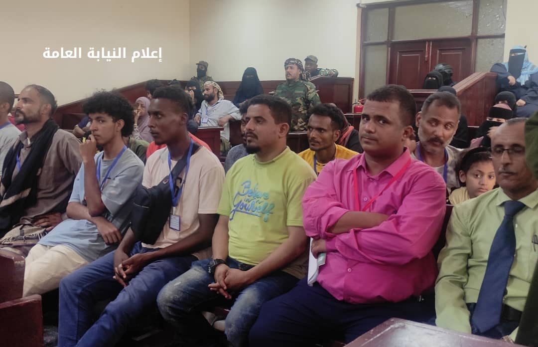 abdulrahmananis's tweet photo. تفاصيل الجلسة الاولى من محاكمة المتهم بقتل الشابة فاطمة سرور "جريمة توب سنتر"
------------------------------
( 3 - 3 )
الجزء الاخير

وطالبت محامية اولياء الدم بالامر بالقصاص الشرعي والقانوني من المتهم ، والامر بالتعويض المدني تجاه مالك محل توب سنتر بتعويض اولياء الدم عما اصابهم من ضرر مادي ونفسي وجراء تحميله المسؤولية التقصيرية مبلغ وقدره خمسون مليون ريال يمني.

*محامي المتهم يطلب عرضه على طبيب نفسي والنيابة تعترض*

وفي الجلسة طالب محامي المتهم باحالته الى الطب النفسي لما ظهر عليه من سلوكيات في المحكمة ، ولما ظهر من ظروف اعتقاله حيث تم الامساك به ياكل بسكويت بجانب الجامعة اللبنانية بعد ارتكابه للجريمة.
واعترضت النيابة العامة على طلب محامي المتهم ، حيث تحدث القاضي بحيى ناصر الشعيبي قائلا : (( المتهم طبيعي جدا وحالته طبيعية ، ويحاول امام المحكمة ان يتظاهر بأن لديه حالة نفسية مصطنعة ، فالمتهم اعترف تفصيلا في محاضر جمع الاستدلالات وامام شهود الاقرار بتفاصيل سليمة متطابقة مع واقع الحادثة ، كما هي اعترافاته امام النيابة العامة طبيعية وتفصيلية )).
كما عقبت محامية اولياء الدم على طلب محامي المتهم ، قائلة بان الموظفين ومالك محل توب سنتر نفسه اقر بالصحة العقلية للمتهم منذ التحاقه بالعمل قبل ثلاث سنوات ولحين ارتكاب الجريمة ، كما ان المتهم تمسك بحضور محام منذ البداية وحضر محام في الجلسة الثانية اثناء تحقيق النيابة.

*قرار المحكمة*

قررت المحكمة ان التزام المتهم بالصمت امام المحكمة لا يدل الا على كمال وعيه ، وقال القاضي : (( ان الثابت للمحكمة انه قد طرحت عدة أسئلة على المقربين من المتهم كأخيه محفوظ الذي سئل في محاضر جمع الاستدلالات ان كان اخيه يعاني من حالة نفسية ، فاجاب انه ليس فيه شيء سوى شحنات في رأسه تسبب له الدوخة أحيانا ، كما ان الشاهدة (م) افادت بذلك حرفيا وان المتهم لا يتعاطى اي نوع من انواع الادوية )).
واضاف القاضي : (( اتضح للمحكمة ان الطلب المقدم لا يقصد منه سوى المماطلة ليس الا ، فمن الطبيعي ان كان المتهم يعاني من حالة نفسية ان يتم الدفع بذلك قبل المحكمة وعرض التقرير امام النيابة العامة خاصة وان اقواله اخذت مع وجود محامي له )).
وتابع القاضي : (( وكيف يمكن لن يكون المتهم يعاني من حالة نفسية وصلت الى هذا الحد من العدوانية دون ان يعرف عنه ذلك )).
وقررت المحكمة ما يلي:
1- رفض الطلب المقدم من محامي المتهم.
2- اعطاء النيابة العامة فرصة لتقديم ادلة وشهود الاثبات ، والتأجيل الى يوم الاثنين 21 اغسطس.
#عبدالرحمن_انيس