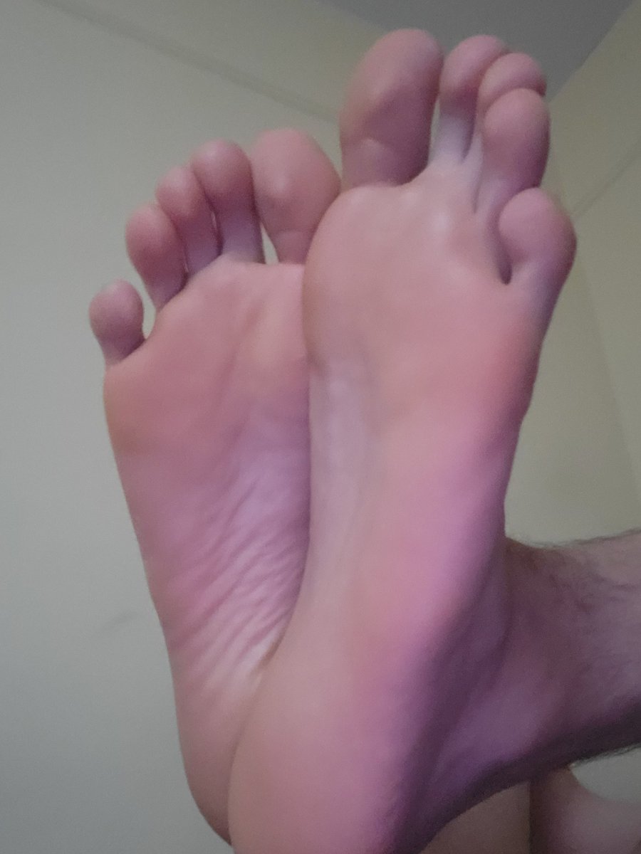 open__wiide's tweet photo. forget about whatever you were doing and zoom in. 

#size12 #feet #bigfeet #twinkfeet #footdom #domfeet #malefeet https://t.co/zQCW0Ggv9s