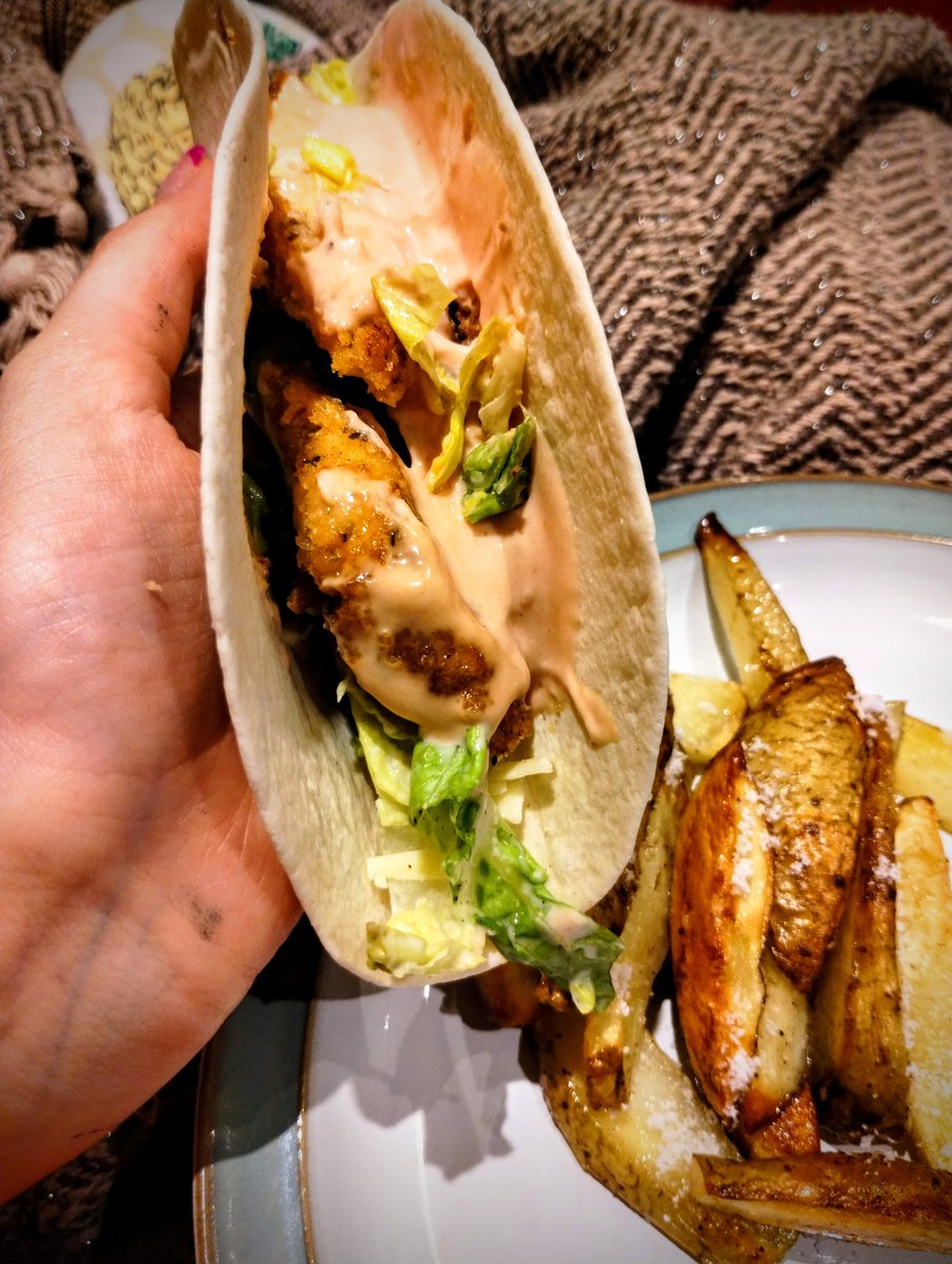 cutie_kawa's tweet photo. I made chicken tacos for dinner ๐ฎ - and um, I accidentally put way too much salt on my potato wedges ๐๐ #KawaCooks
(Ignore the paint on my hands lmao) https://t.co/qI0dJffFxH