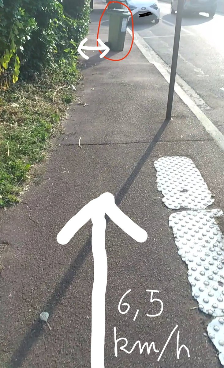 Lo_lenullos's tweet photo. Thread : mon accident de piéton-taf ⚠️ attention certaines images peuvent choquer
17/08, 10h48 : comme chaque matin je me rends au travail à pied. 
Présence inopinée d'une poubelle qui empiète largement sur le trottoir, lancé à 6,5 km/h, je hurle "PIÉTON PIÉTON !!" rien n'y fait. https://t.co/SfVRM6xq14