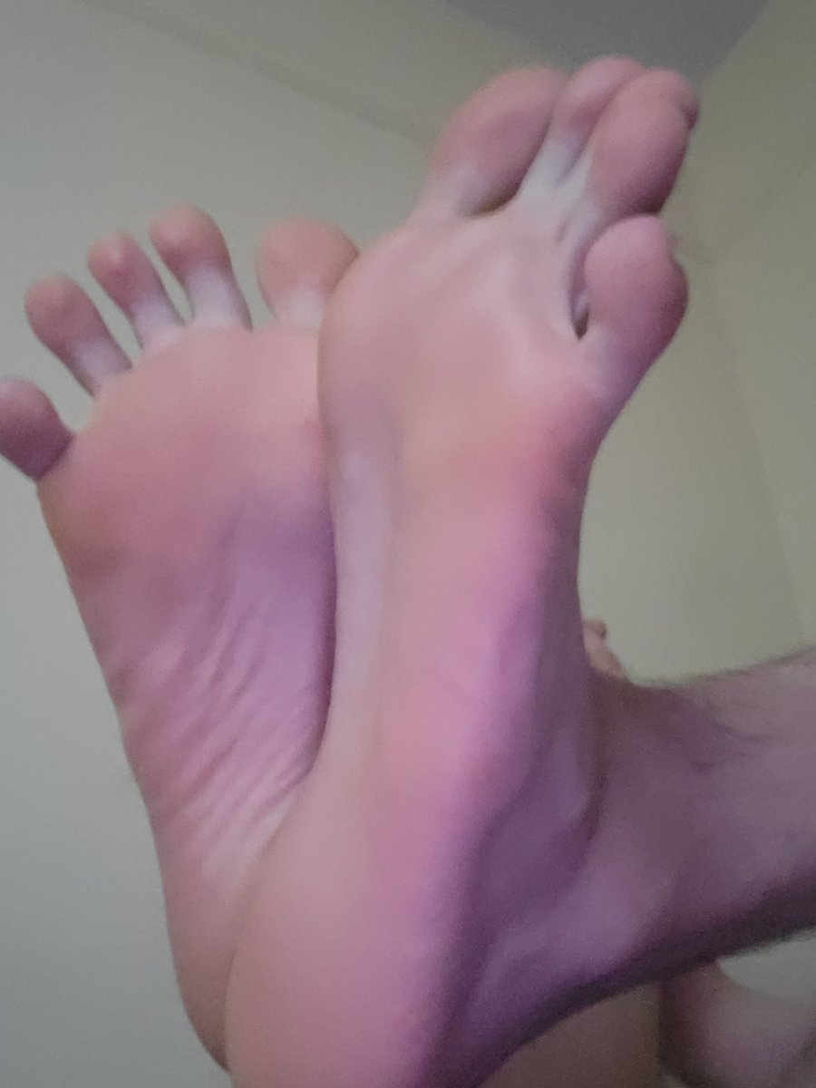 open__wiide's tweet photo. forget about whatever you were doing and zoom in. 

#size12 #feet #bigfeet #twinkfeet #footdom #domfeet #malefeet https://t.co/zQCW0Ggv9s