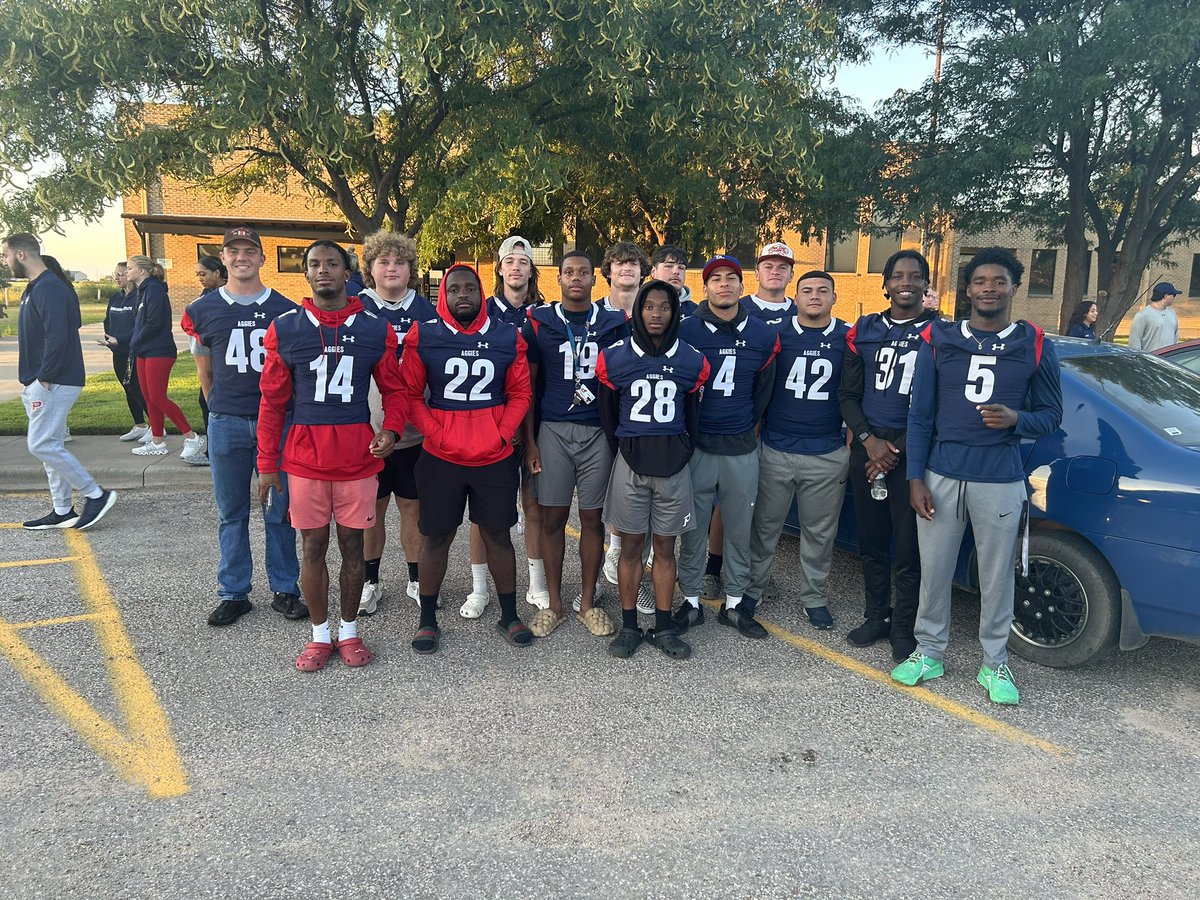 OPSUFootball's tweet image. Over the past week our guys enjoyed the oppurtunity to welcome Goodwell and Texhoma elementary students back to school! 

#EffortBasedCulture