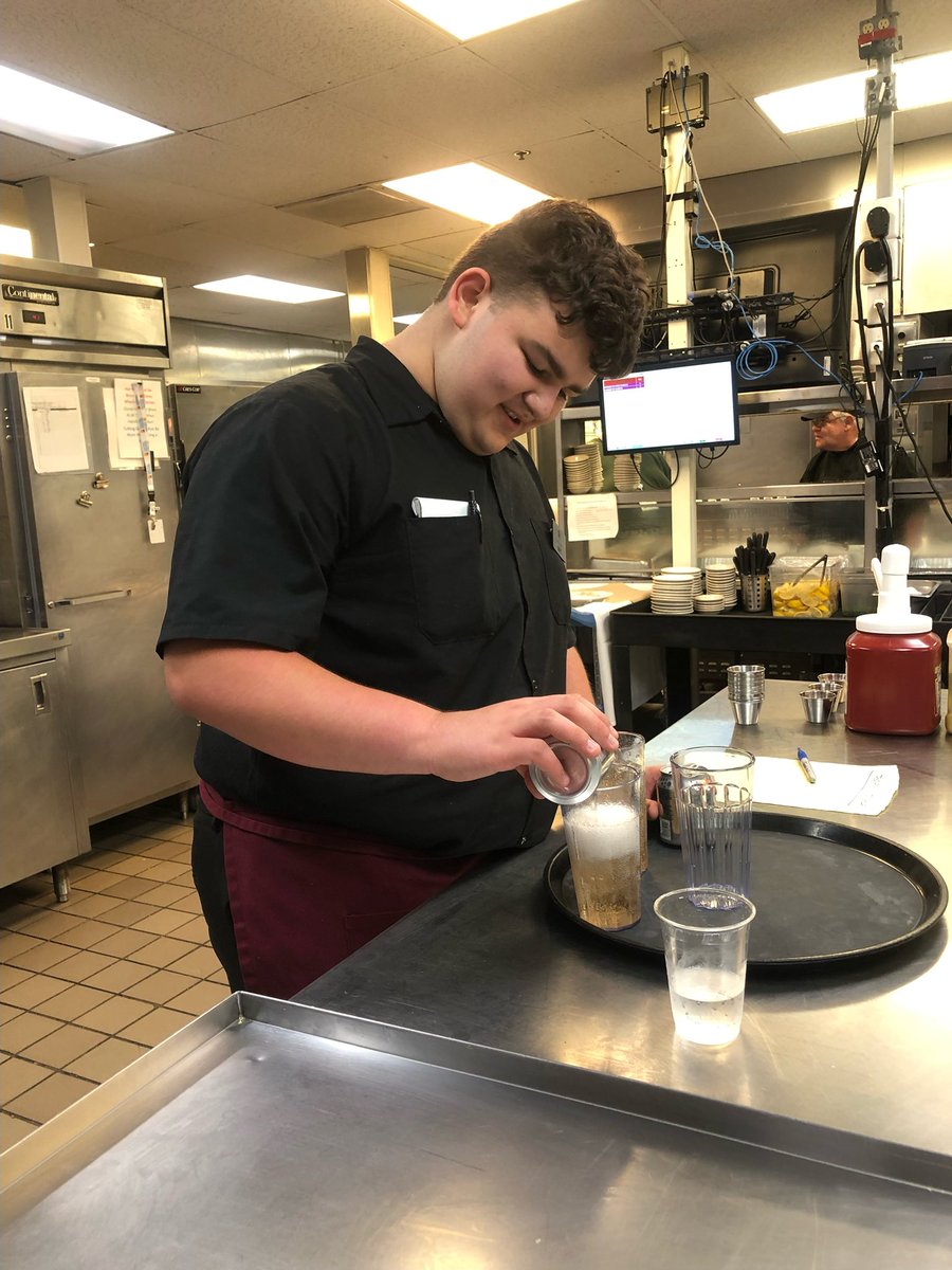 5starcafeFHS's tweet image. (2/2) For our students working in a Primary Care setting and within the health field. The students are getting first hand experience of understanding different dietary restrictions, nutrition, and health terms. Setting them up for real world success! #FRHSD #internships