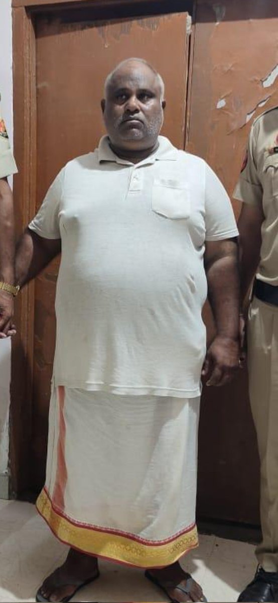 the_VinayDubey's tweet photo. धोबी का "कुत्ता" ना घर का ना घाट का 🤣

इस गेंडे जैसे देशी सडकछाप कुत्ते का नाम है "बिट्टू" कुछ दिन पहले नुह मेवात मे जीजा बनकर जाने की बात कर रहा था 🤣 लुंगी पर 2 किलोमीटर प्रती घंटे की रफ्तार से हांफता हुआ भाग रहा था पर भाजपाई पुलिस ने इसे सुअर जैसे घसीटते हुए जेल मे ठुसा हुआ है, सारे हिंदु नेता और संगठन ने इसका साथ छोड दिया 🤣

आज जो सडको पर नारे लगा रहे है तलवारे लहरा रहे है उनका भी "यही हाल" होना है 🤣

सरकारे भ���े ही "तुम्हारी" हो पर सिस्टम आज भी "हमारा" है ... यह बात हमेशा याद रखना 🤣

��🇳🇮🇳 #VinayDubeyMumbai 🇮🇳🇮🇳
