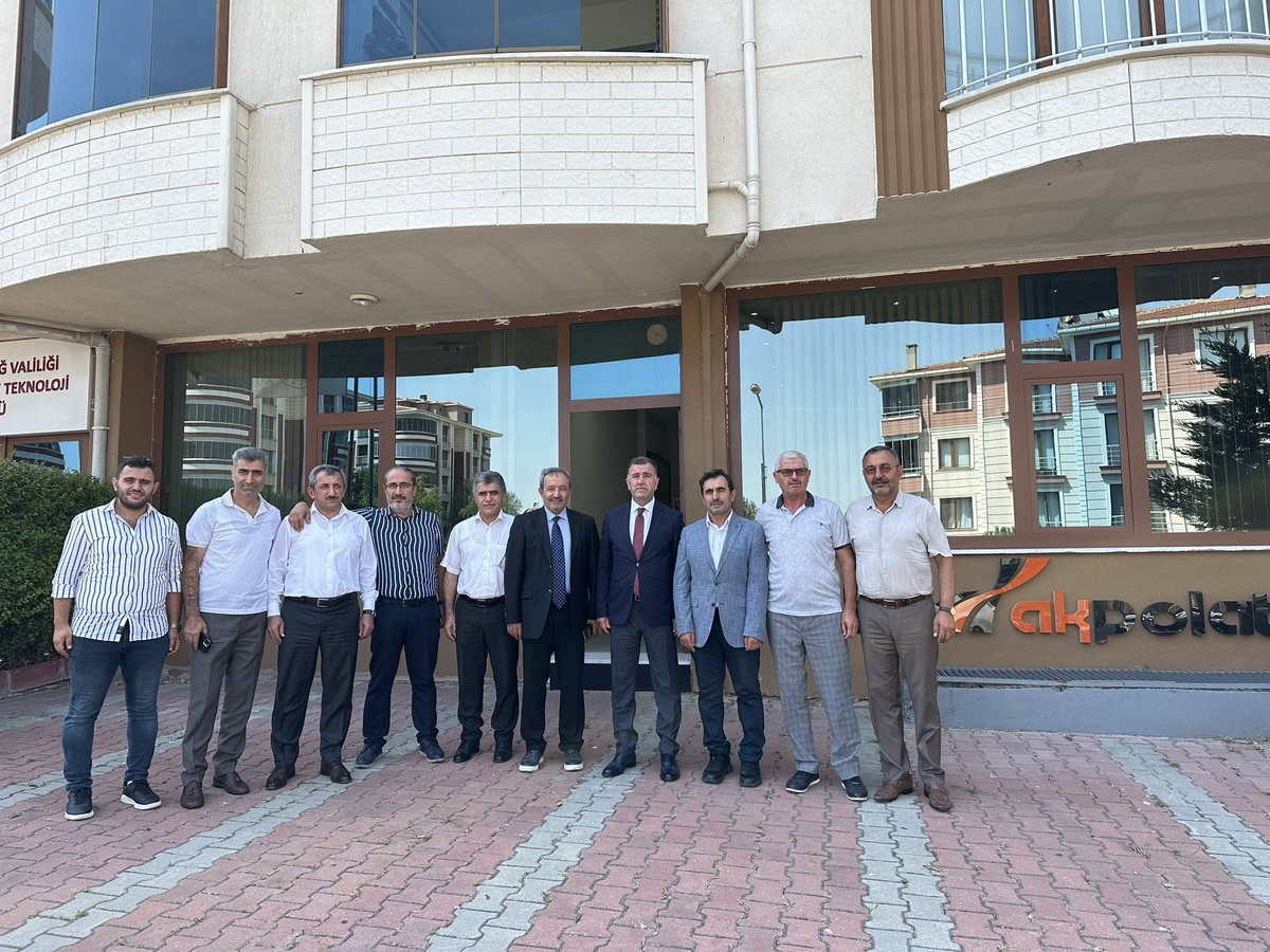 ismailpolat92's tweet photo. Bayburt Valisi olarak atanan Sn. Mustafa ELDİVAN ziyaretimize geldi. Yarın görevine başlayacak olan valimize hayırlı olsun diyor ziyaretlerinden dolayı teşekkür ediyoruz. @Mustafa_Eldivan https://t.co/o1OhsdfGaz