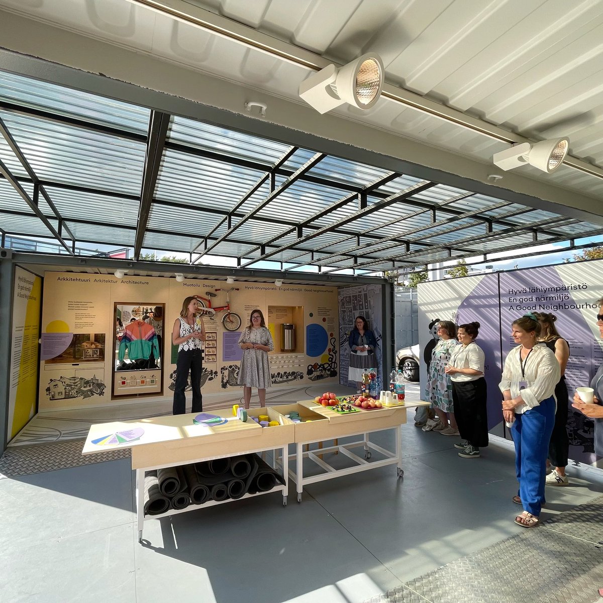 DesignmuseoFI's tweet photo. Yhteistyö #Vuotalo’n kanssa on mahdollistanut #ADOLabra konttinäyttelyn tuomisen keskelle Vuosaaren kulltuurin sykettä. Konteilla onkin käynyt tänään kova kuhina! Labra on avoinna 20.9. asti.
@ADOfinland @MFA_fi
#ADOfinland #ADOLabra #desigmuseo
https://t.co/oczs6ydLBO https://t.co/so0uxQRG0p