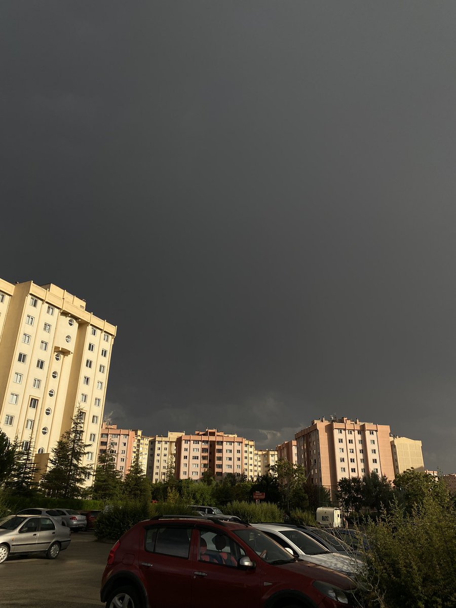 algulyigitcan's tweet photo. ne dengesiz bir havan var ankara ya 

(aynı anda aynı yerde çekildi birisi sadece arkamı dönerek çektim) https://t.co/ap6iDaSRgF