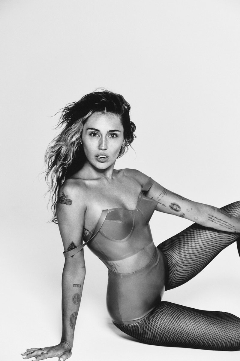 PopNewsFR's tweet photo. #INFO : Miley Cyrus &amp; Selena Gomez devraient faire leurs retours musical très prochainement.

Miley Cyrus avec -I Use To Be Young https://t.co/NmpxPilLmv