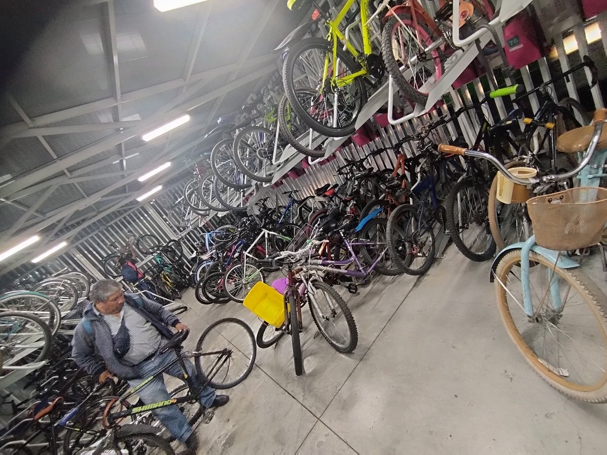 antoniopunkrock's tweet photo. @Claudiashein @LaSEMOVI @MetroCDMX @ecobici
Estimada autoridad de la CDMX solicito su apoyo para poner orden en el biciestacionamiento PERIFERICO ORIENTE y arreglar la pluma de entrada.
Entran mucha gente sin tarjeta y no hay orden en las bicicletas están tiradas por todos lados. https://t.co/EmpQ4u0qwa